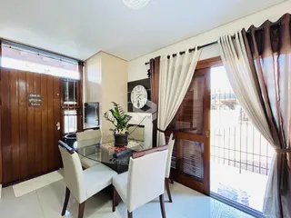 Sala de jantar com porta de madeira e acesso à área externa.