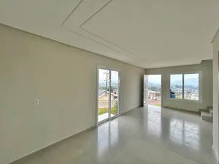 Sala de estar com piso de cerâmica e porta de vidro que dá para a vista.