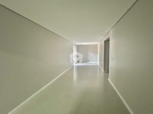 Corredor longo e branco em uma propriedade.
