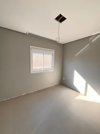 Vista interna de um cômodo com paredes cinzas e piso claro.