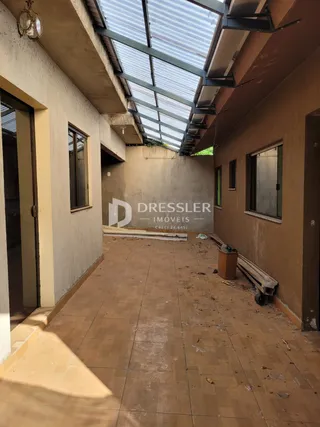 Hall de entrada com teto de vidro em uma propriedade em Lajeado.