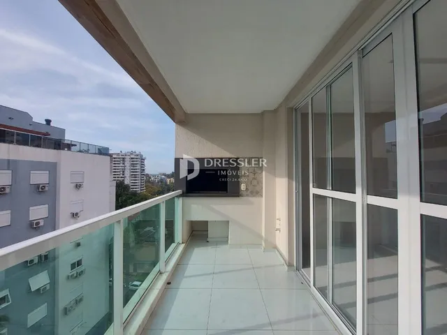Vista de uma varanda com vista para o horizonte da cidade.