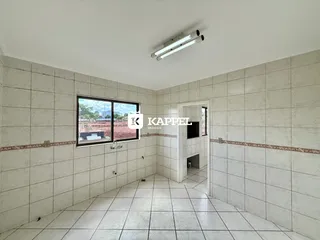Hall de corredor com piso de cerâmica e janela.