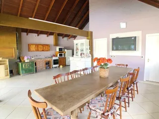 Ambiente interno de uma sala de jantar com cozinha aberta em Lajeado, Brasil.