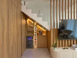 Hall de entrada com revestimento de madeira e escadaria.