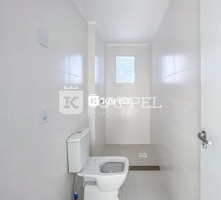 Foto de um banheiro com paredes brancas e piso de cerâmica.