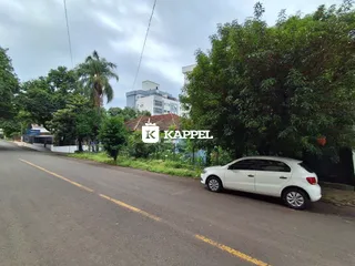 Vista de uma rua asfaltada com vegetação ao redor em Lajeado, Brasil.
