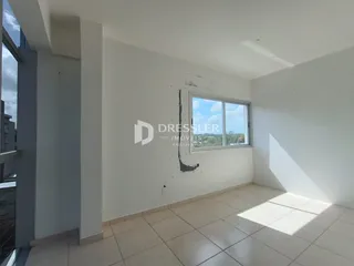 Interior de um ambiente com piso de cerâmica e janela iluminada.