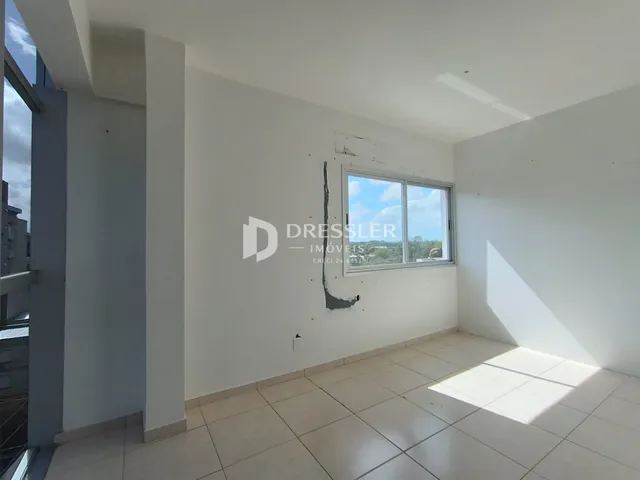Interior de um ambiente com piso de cerâmica e janela iluminada.