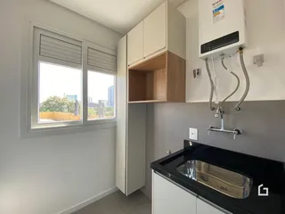 Foto de uma cozinha moderna com janela e armários em Lajeado, Brasil.