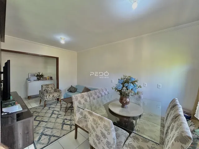 Sala de estar com sofá e poltronas em um imóvel no Brasil.