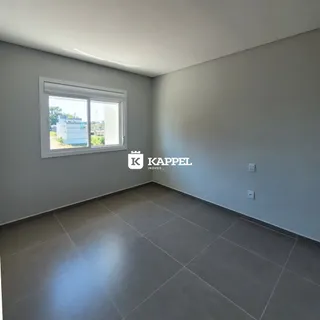 Foto de um cômodo interno com piso de porcelanato e janela.