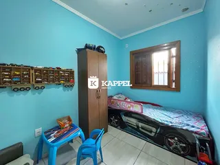 Quarto com cama e armário de madeira em sala de estar azul.