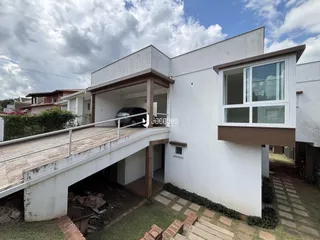 Fachada moderna de uma residência em Lajeado, Brasil, com varanda e estrutura de concreto.