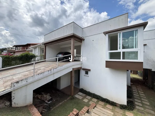 Fachada moderna de uma residência em Lajeado, Brasil, com varanda e estrutura de concreto.