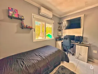 Quarto com janela e espaço de trabalho em um imóvel.