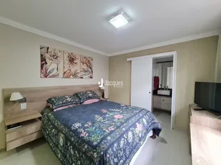 Quarto com cama e cabeceira de madeira em um imóvel no Brasil.