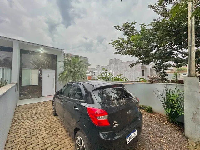 Fachada de uma residência em Lajeado, Brasil, com uma garagem e entrada pavimentada.