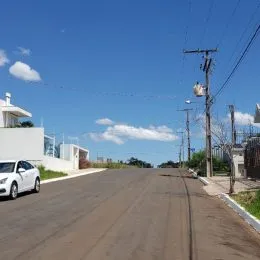 Vista de uma rua asfaltada em Lajeado, Brasil.