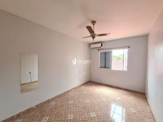 Hall de entrada com piso de cerâmica e paredes brancas.
