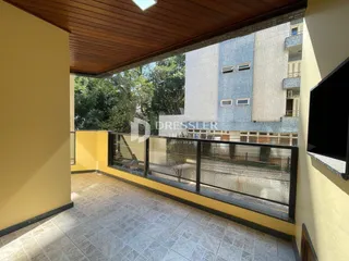 Área externa com piso de cerâmica e grade de segurança.