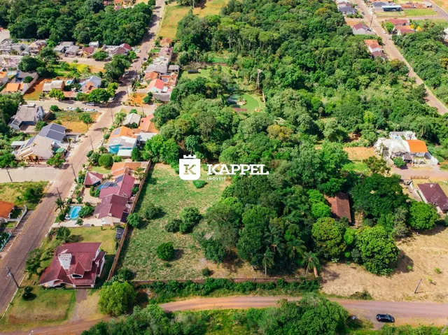 Vista aérea de uma área residencial com vegetação densa em Lajeado, Brasil.