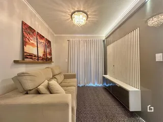 Sala de estar com sofá e decoração em um imóvel no Brasil.