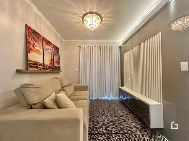 Sala de estar com sofá e decoração em um imóvel no Brasil.