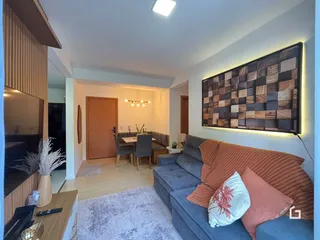 Sala de estar moderna com sofá e decoração em um imóvel no Brasil.