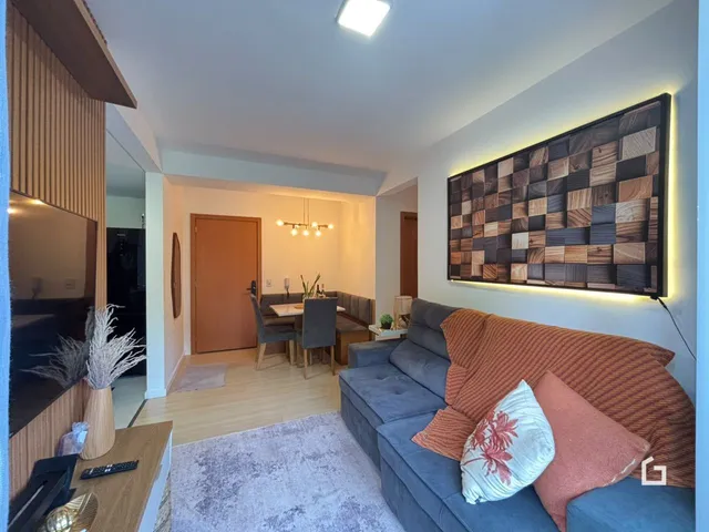 Sala de estar moderna com sofá e decoração em um imóvel no Brasil.