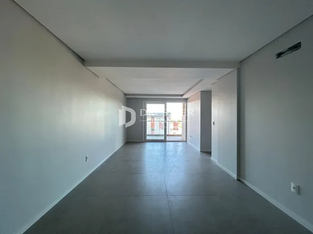 Corredor interno de uma residência com paredes brancas e piso claro.