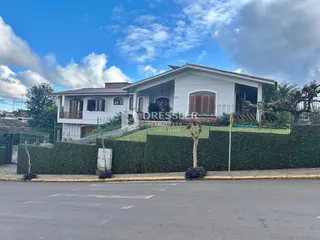 Fachada de uma casa em Lajeado, Brasil, com cerca e jardim.
