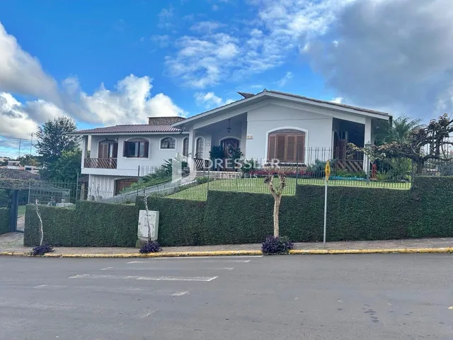 Fachada de uma casa em Lajeado, Brasil, com cerca e jardim.