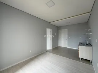 Interior de um ambiente com paredes cinzas e piso claro.
