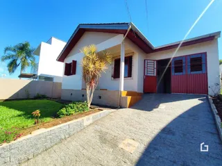 Fachada de uma residência em Lajeado, Brasil, com entrada pavimentada.