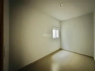 Ambiente interno de uma área com paredes claras e piso liso.