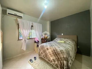 Quarto com cama e janela decorada em Lajeado.