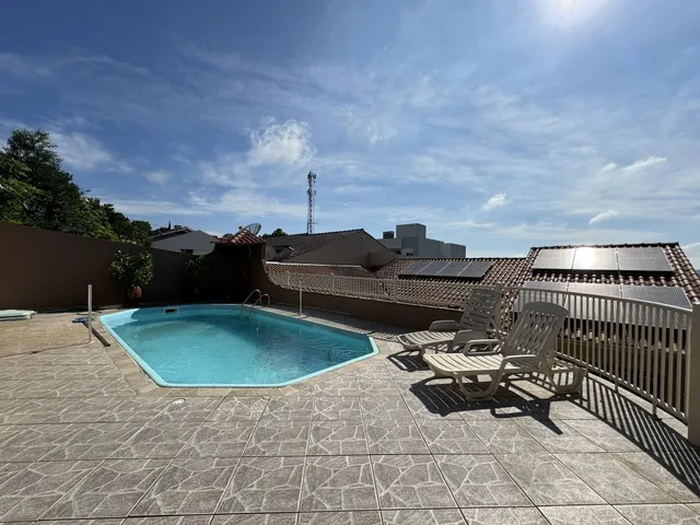 Foto de uma piscina externa em um terreno residencial.