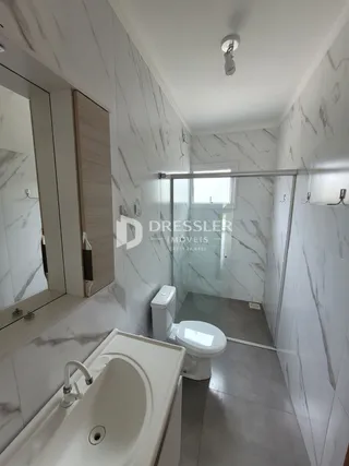 Foto de um banheiro com revestimento em mármore branco.