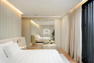 Quarto com decoração moderna e iluminação natural.