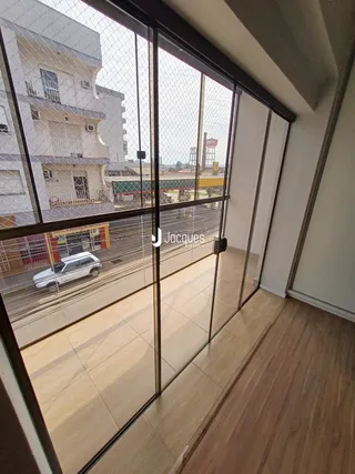 Vista da sala de estar com portas de vidro grandes.