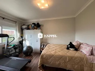 Foto de um quarto com cama e guarda-roupa branco em um imóvel.