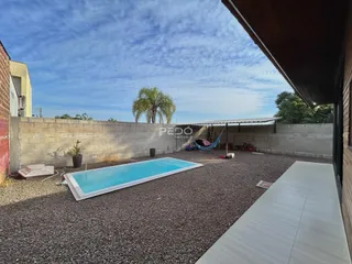 Vista da piscina externa em área de lazer de uma propriedade.