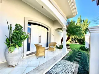Vista da fachada de uma residência em Lajeado, Brasil, com jardim e área externa.