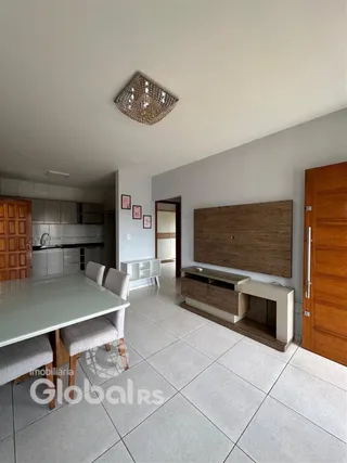 Sala de jantar com piso claro e móveis de madeira.