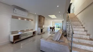 Sala de estar moderna com sofá e lareira em um apartamento.