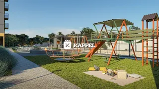 Uma vista externa mostra um jardim com playground e estrutura de madeira.