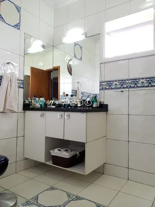 Quarto com revestimento de azulejos brancos e detalhes em azul