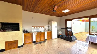 Sala de estar com cozinha e lareira em imóvel no Brasil.