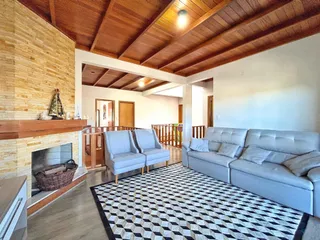 Sala de estar com lareira e sofá em ambiente residencial.
